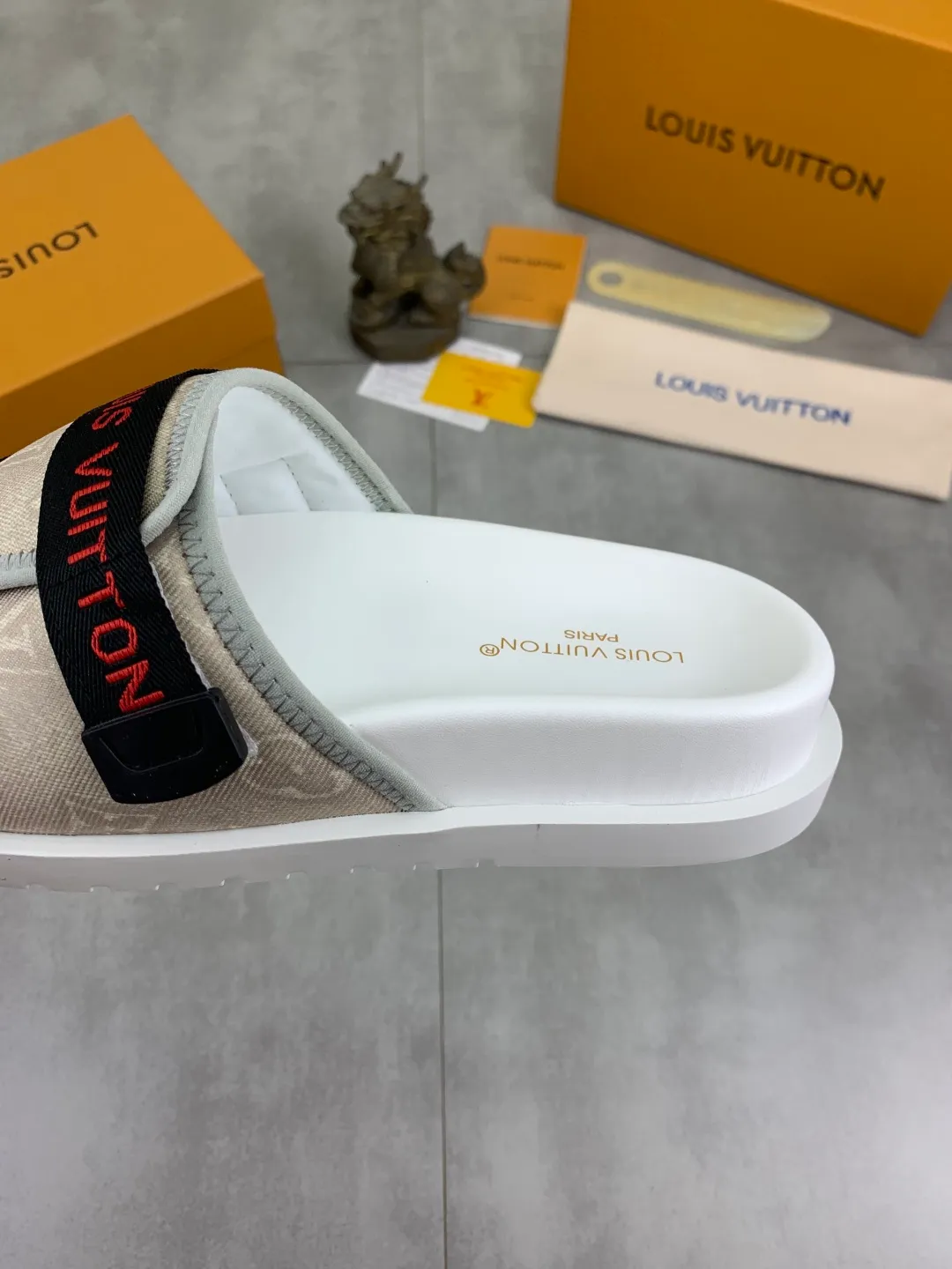 Men's shoes 💰P320💰【New style】🆘 Original quality 【LOUIS VUITTON】The popular Louis Vuitton LV men's slippers on the official website are on sale simultaneously! Original fabric imported from Italy, original factory special supply, code number: 38-44 (45 customized), many colors available